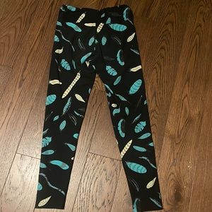 Women’s black blue and yellow lularoe small feather printed leggings